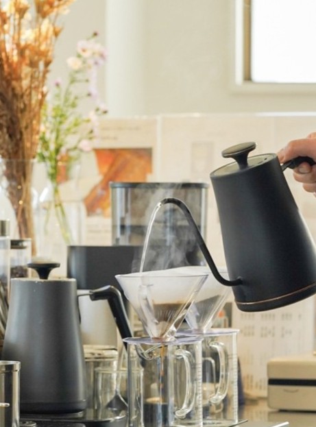 コーヒーを淹れる様子